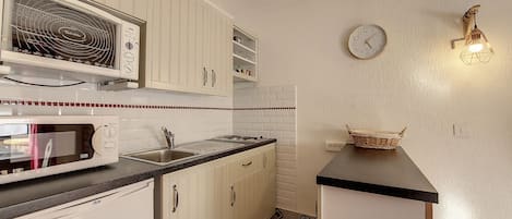 Fridge, microwave, oven, coffee/tea maker