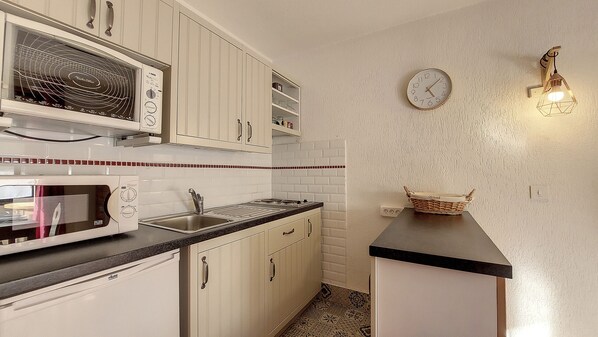 Fridge, microwave, oven, coffee/tea maker