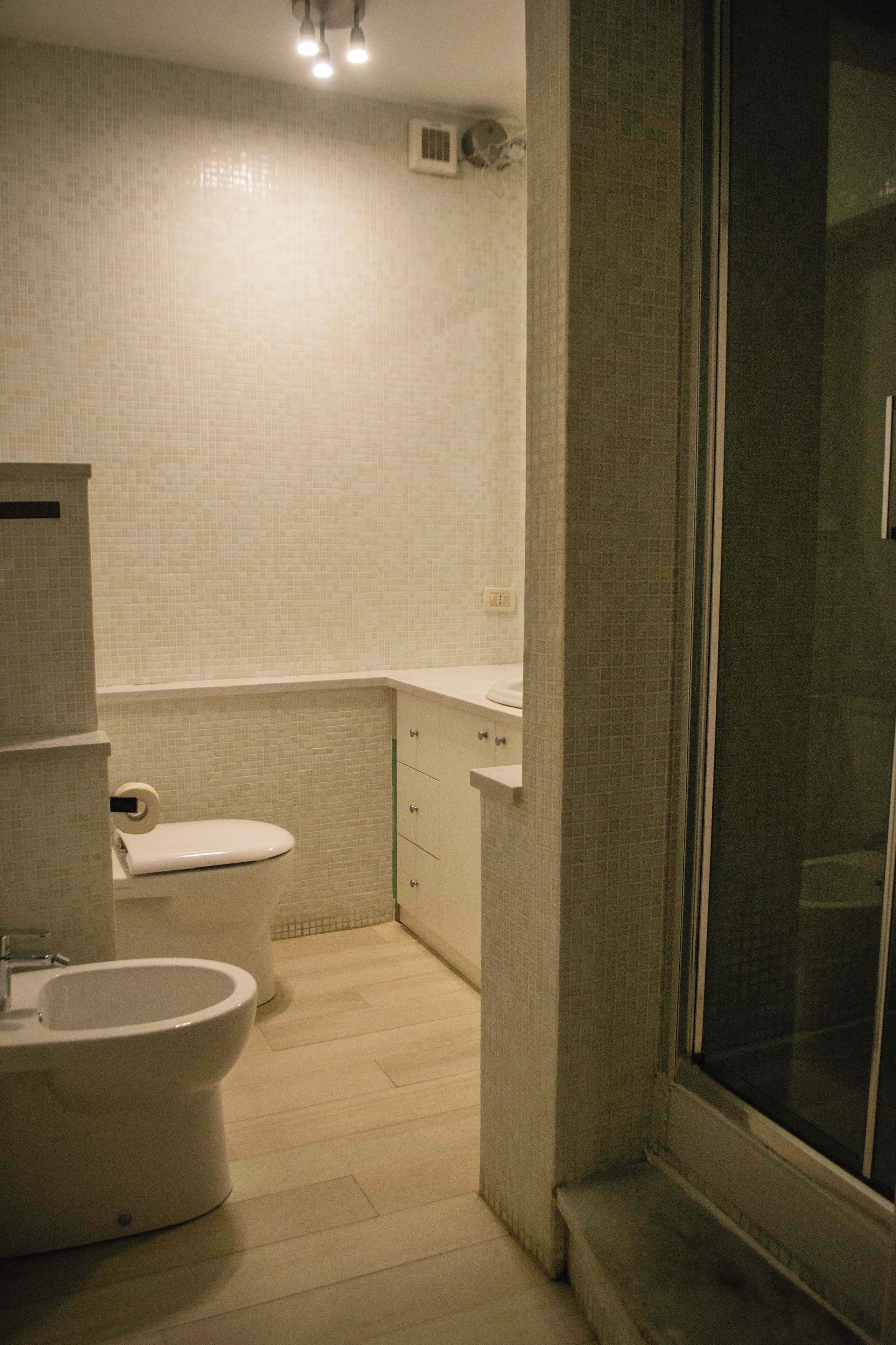 Un baño con bañera, inodoro y zona de ducha.