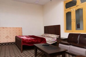 Deluxe Double Room | Soundproofing, iron/ironing board, free WiFi