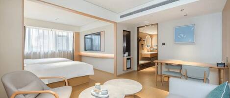 Una habitación de hotel con una cama, un sofá, una silla, un escritorio y un televisor.