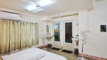 Comfort-Vierbettzimmer | Badezimmer | Dusche, kostenlose Toilettenartikel, Haartrockner, Hausschuhe