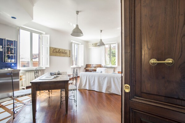 4 bedrooms, iron/ironing board, free WiFi, bed sheets