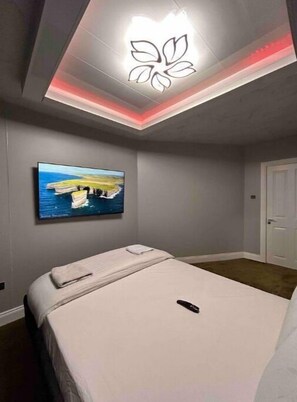 2 makuuhuonetta, silitysrauta/-lauta