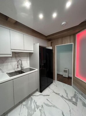 Refrigerador, horno, tetera eléctrica y tostadora 