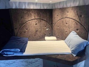 2 habitaciones y tabla de planchar con plancha 