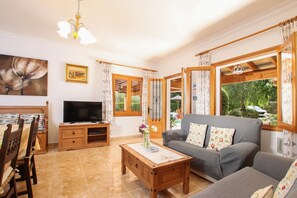 Una televisión, una chimenea, una mesa de tenis de mesa