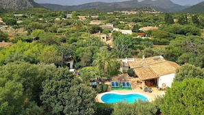 A villa with a swimming pool surrounded by lush greenery and mountains in the background. - Margosa, Finca 5StarsHome Mallorca (Pollensa / Pollença)