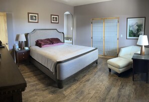 2 bedrooms, WiFi, bed sheets - Custom Home with Stunning Views of Sandia Peak; 12 miles to Balloon Fiesta Park (Rio Rancho)