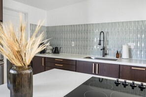 Geladeira, micro-ondas, fogão, cooktop