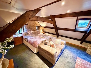 6 bedrooms - 16th Cent,6 bed house,15 People (Monmouthshire)