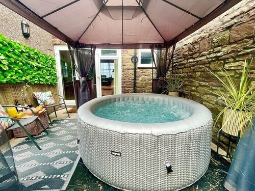 *Brecon Beacons,Log Burner, hot tub Dogs Welcome*