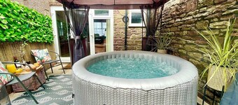 *Brecon Beacons,Log Burner, hot tub Dogs Welcome*