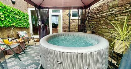 *Brecon Beacons,Log Burner, hot tub Dogs Welcome*