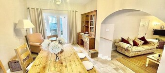 *Brecon Beacons,Log Burner, hot tub Dogs Welcome*