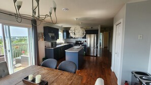 Microwave, oven, stovetop, dishwasher - Peaceful retreat with beautiful ocean view in quiet Eastern Passage (Eastern Passage)