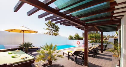 Heatable pool & BBQ in central Oura location