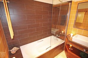 Baignoire, sĂšche-cheveux, serviettes fournies