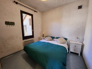2 bedrooms, iron/ironing board, travel crib, free WiFi