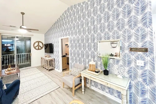 Blue Haven-Beach Condo with Pool and Hot Tub