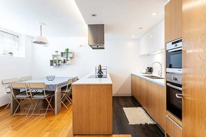 Jääkaappi, mikroaaltouuni, uuni, astianpesukone