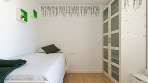 3 quartos, cofres nos quartos, escrivaninha