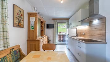 Kylskåp, diskmaskin, kaffe- och tebryggare och grytor/köksredskap