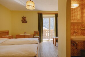 4 bedrooms, travel crib, free WiFi, bed sheets