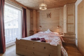 4 多间卧室、旅行婴儿床、免费 WiFi、床单