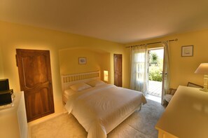 4 dormitorios, caja fuerte, escritorio y tabla de planchar con plancha