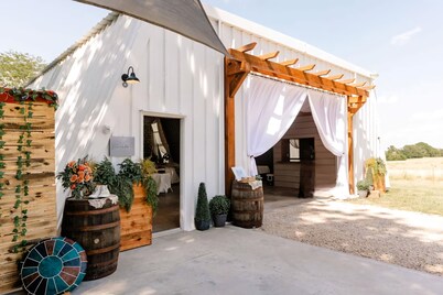 Farmhome on 80 acres, Fire Pit, Close to UCM, Whiteman AFB, Kansas City, Pets OK