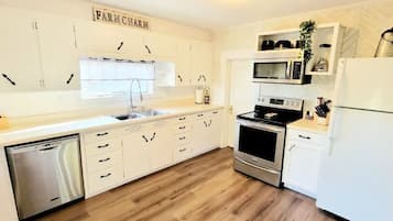 Geladeira, micro-ondas, fogão, cooktop