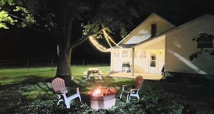 Farmhome & 87 acres, Fire Pit, Close to UCM, Whiteman AFB, Kansas City, Pets OK