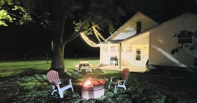 Farmhome on 80 acres, Fire Pit, Close to UCM, Whiteman AFB, Kansas City, Pets OK