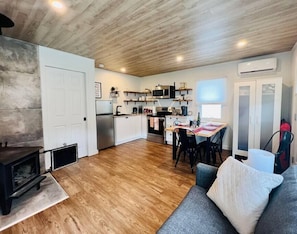 TV, fireplace - Le Calypso - Access to the lake (Magog)