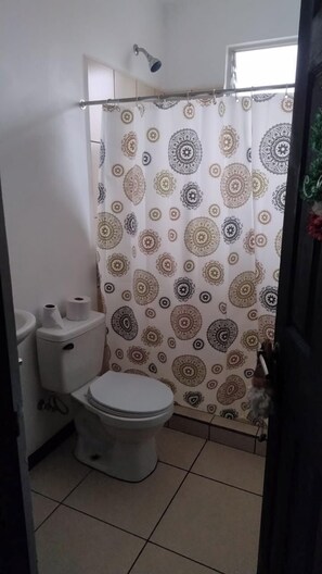 Basic Single Room, 1 Bedroom, Non Smoking | Bathroom | Bathtub, towels, soap, toilet paper - Alajuela (San Antonio)