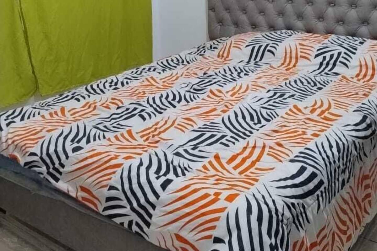 Habitación básica doble, 1 cama matrimonial, para no fumadores, vista al jardín | Baño | Tina, toallas, jabón, papel de baño
