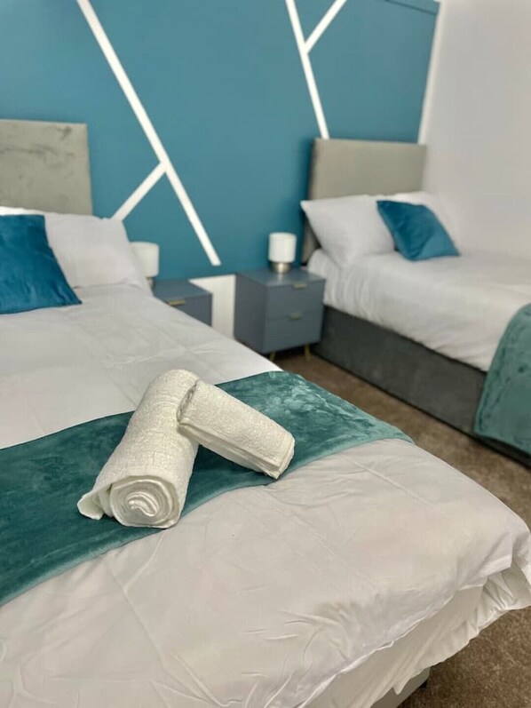 4 habitaciones, tabla de planchar con plancha, wifi y ropa de cama 