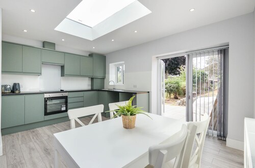 Spacious 4 bedroom very close to train station and town centre