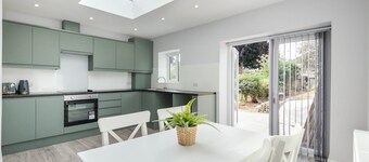 Spacious 4 bedroom very close to train station and town centre