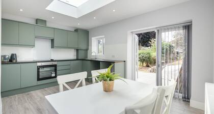 Spacious 4 bedroom very close to train station and town centre