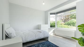 4 bedrooms, iron/ironing board, WiFi, bed sheets