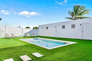 Outdoor pool - Home-Pool, 9 Hole MiniGolf, GameRoom, Walk to Beach/Marriott (Noord)