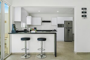 Fridge, microwave, oven, stovetop - Home-Pool, 9 Hole MiniGolf, GameRoom, Walk to Beach/Marriott (Noord)