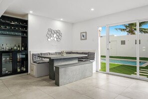 Dining - Home-Pool, 9 Hole MiniGolf, GameRoom, Walk to Beach/Marriott (Noord)