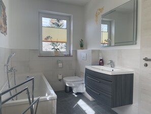 Douche, séchoir à cheveux, serviettes fournies, savon