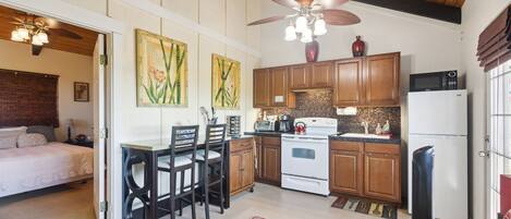 KĂŒhlschrank, Mikrowelle, Ofen, Wasserkocher mit Kaffee-/Teezubehör