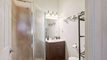 Regadera, secadora de cabello, toallas