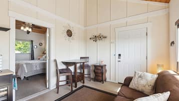 1 slaapkamer, een strijkplank/strijkijzer, wifi, beddengoed