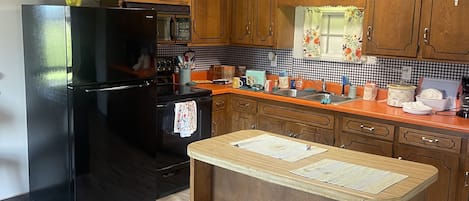 Microondas, horno, parrilla de estufa y cafetera y tetera